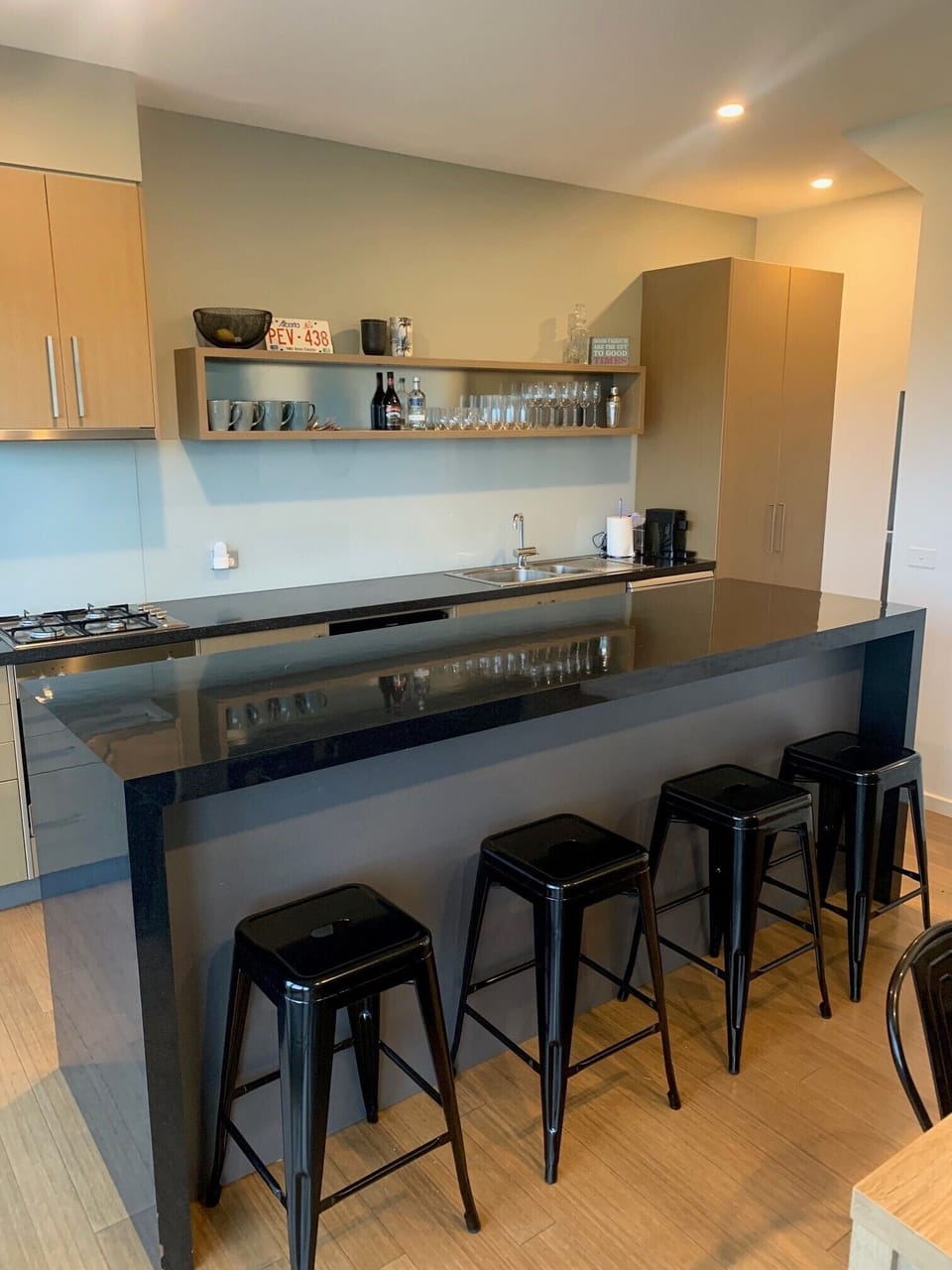 Kitchen & Breakfast Bar