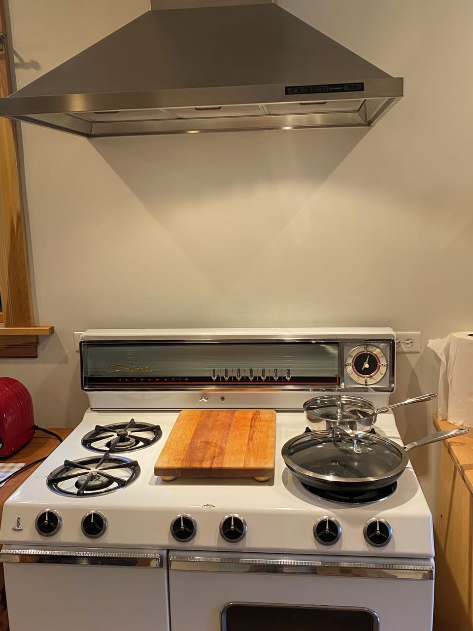 Classic high output stove w/range hood.