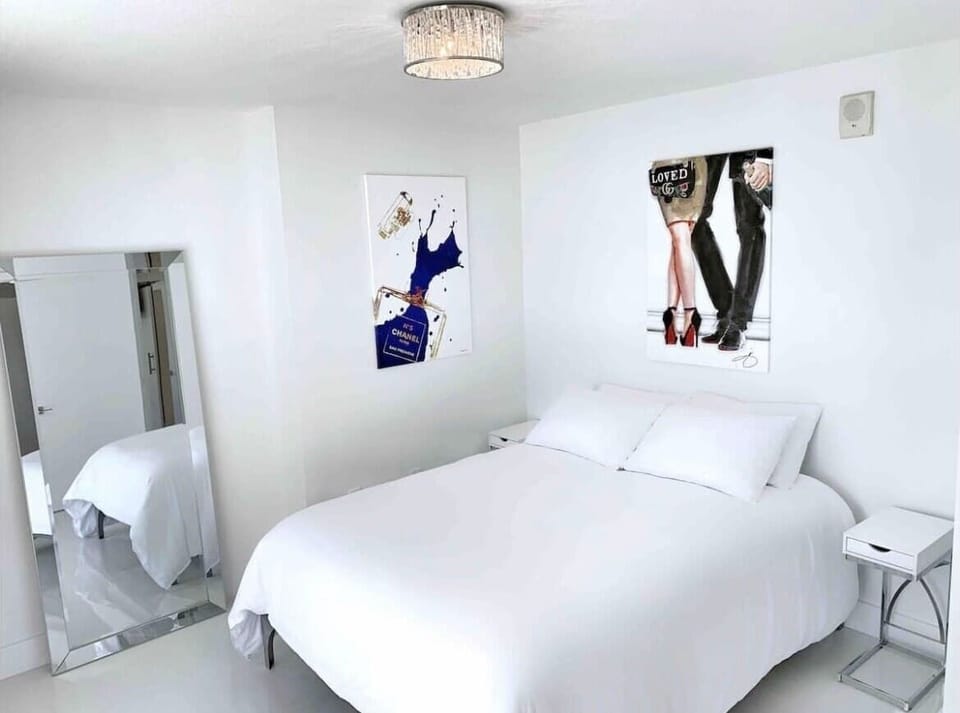 Bedroom with a cozy Queen size bed