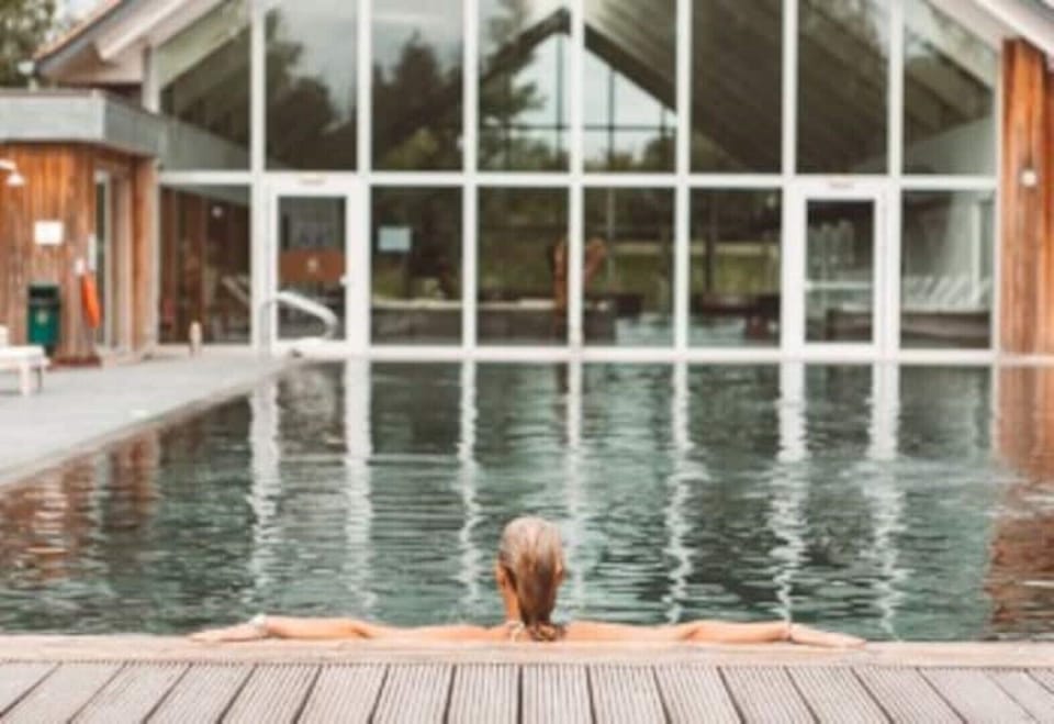 Outdoor pool - shared 