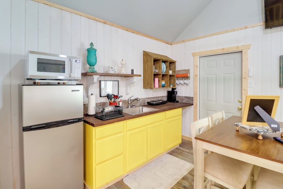 Kitchenette | Toaster Oven | Trash Bags & Paper Towels