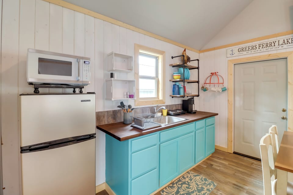 Kitchenette | Trash Bags & Paper Towels Provided