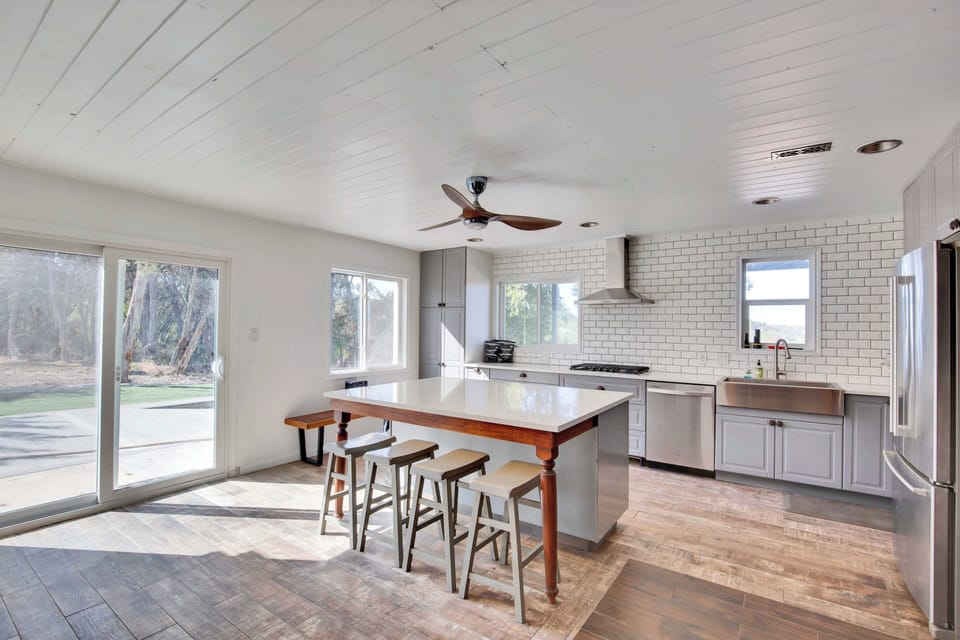 Wide open space for entertaining from the kitchen leading to the back paidio 