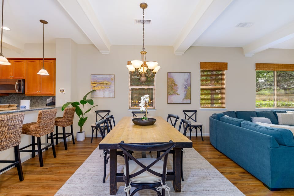 Dining, kitchen to the left, livingroom to the right.