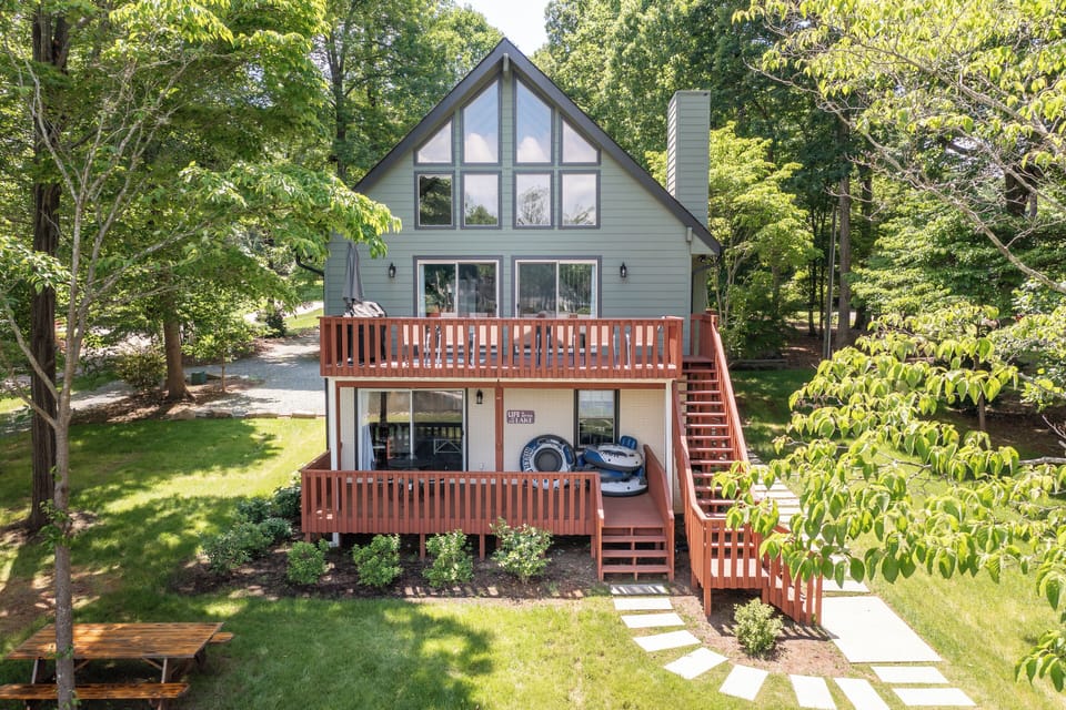Lakefront A-frame with two decks - idea for families & groups
