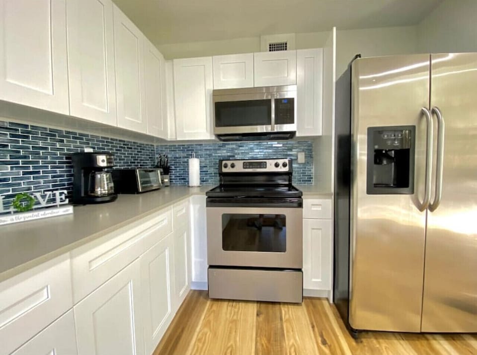 Full Kitchen to Prepare your favorite meals in this full kitchen with all appliances