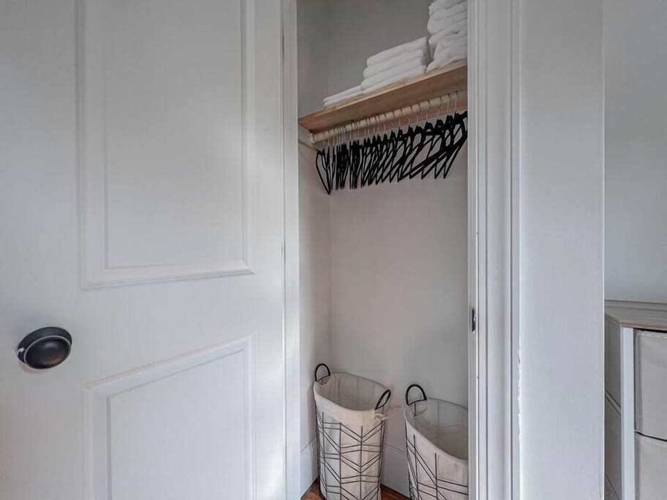 Bedroom closet (3)