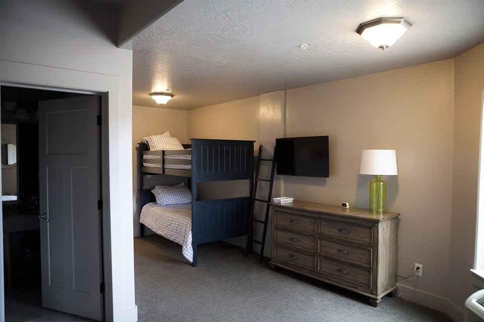 Twin bunk bed