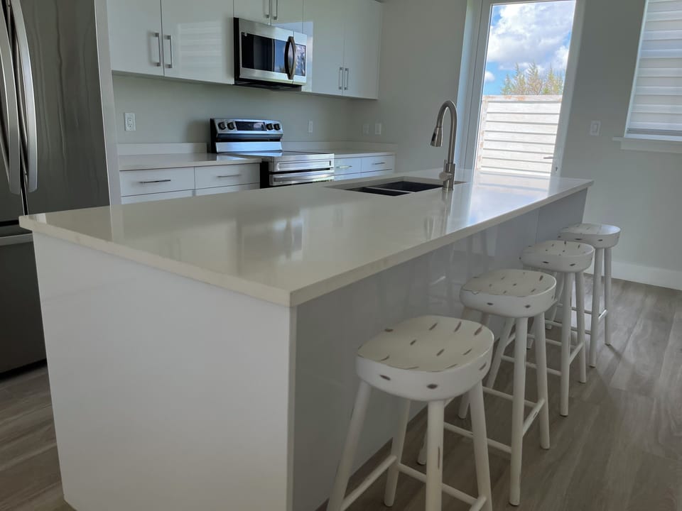 Kitchen with breakfast counter seats 4