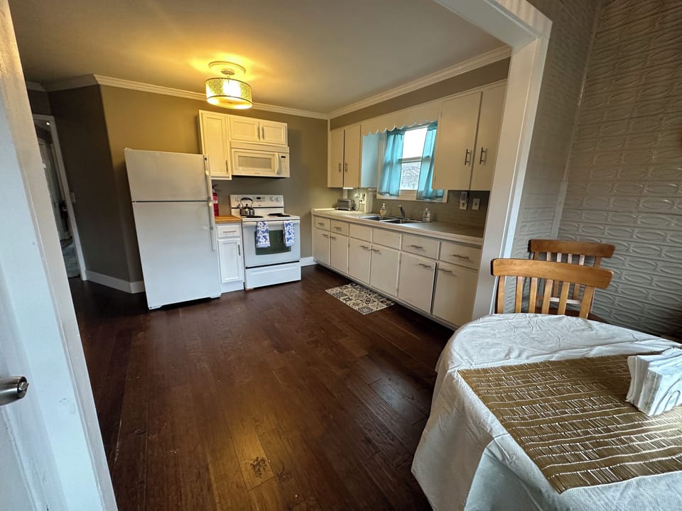 Another view of the full kitchen. 