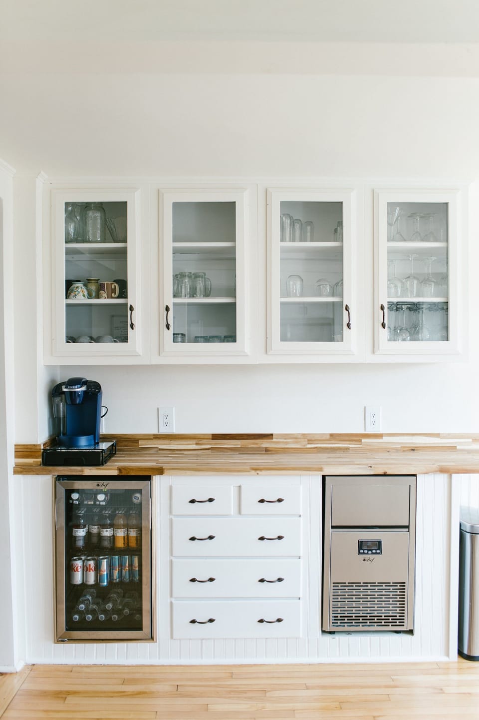 Enjoy complimentary coffee, tea, cold drinks, and ice at our fully stocked guest refreshment station. Featuring a Keurig machine, glassware, mini fridge, and ice maker—perfect for a relaxing stay at the Greenleaf Inn in Boothbay Harbor.