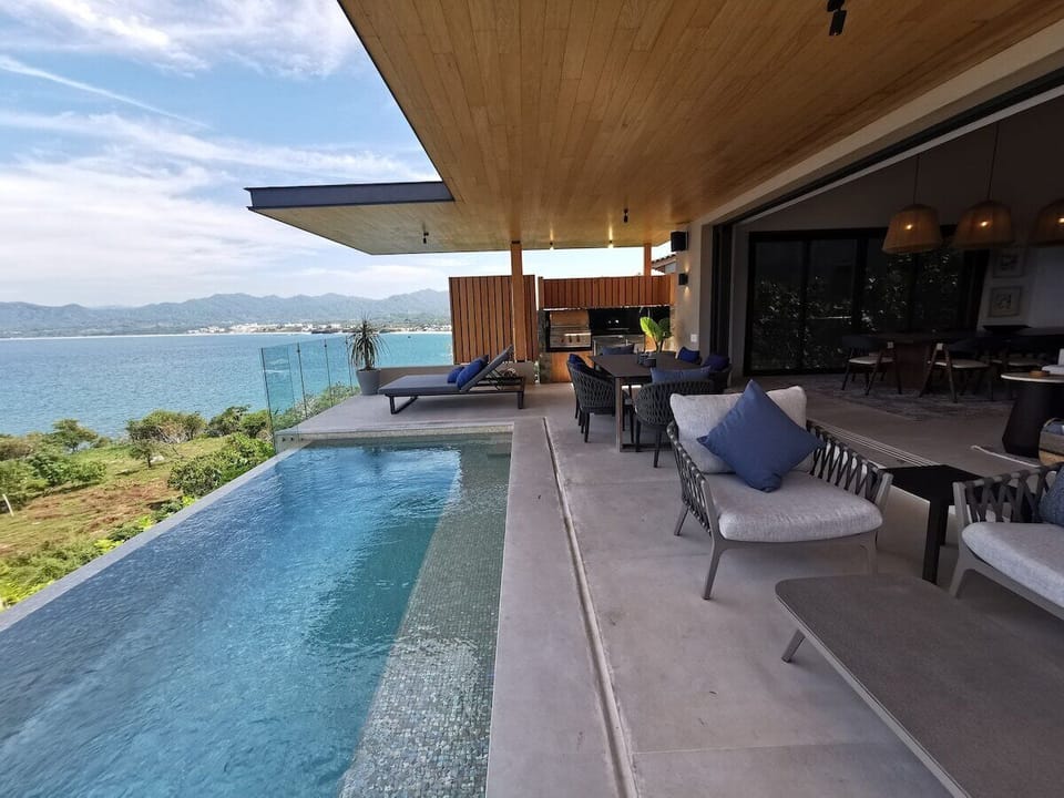Private infinity pool overlooking the ocean