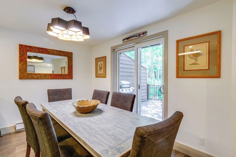 Dining Area | Dishware & Flatware Provided