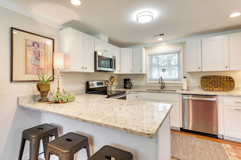 Kitchen | Breakfast Bar w/ Seating | Dishwasher | Coffee Maker | Cooking Basics