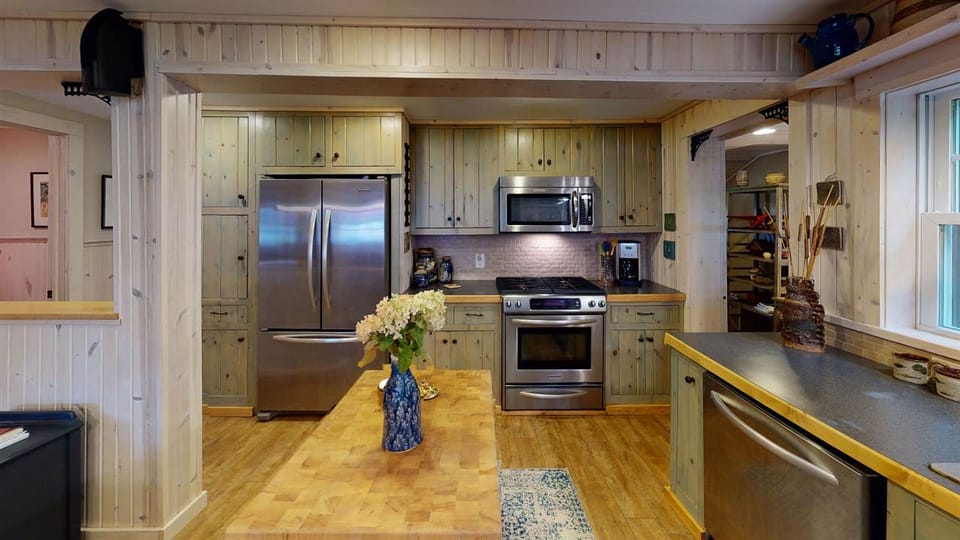 Kitchen in large cabin 