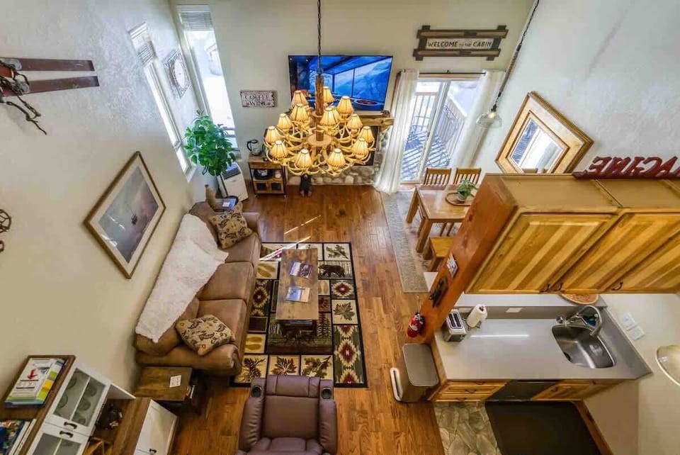 The open layout makes it easy to move around, with the kitchen, dining, and living areas all connected.