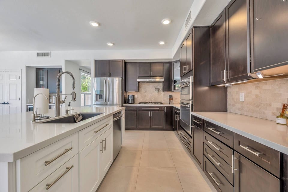 Spacious kitchen great for entertaining!