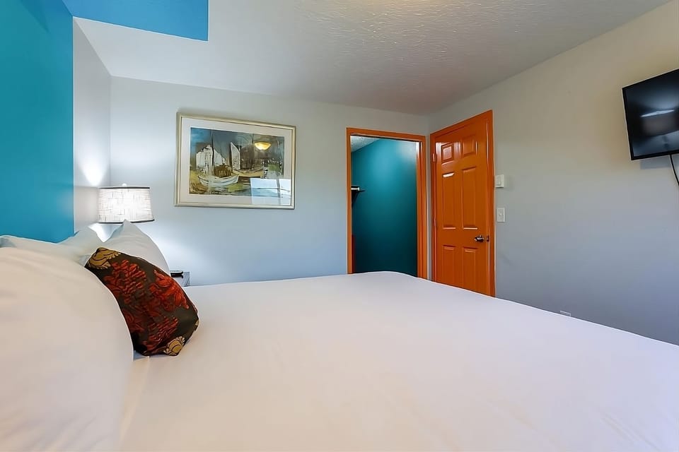 Unit with King and Queen size bed. Exact unit will be assigned upon arrival. Views, colors and decor may vary.