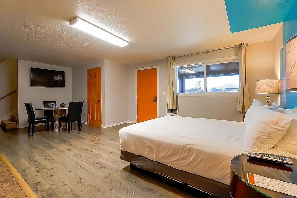 Unit with King and Queen size bed. Exact unit will be assigned upon arrival. Views, colors and decor may vary.