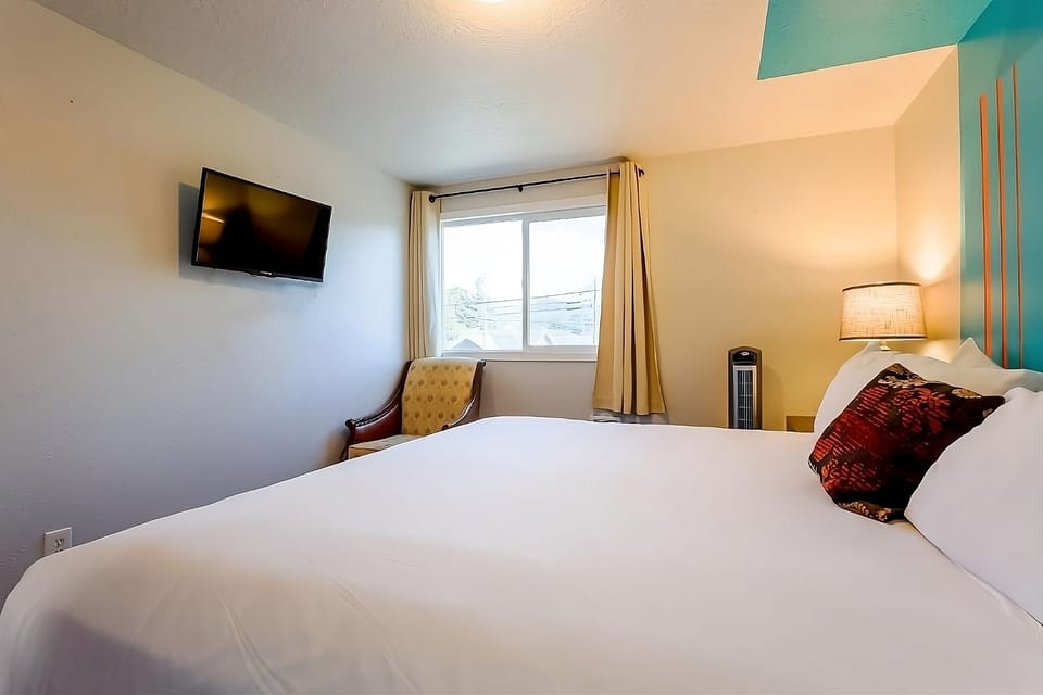 Unit with King and Queen size bed. Exact unit will be assigned upon arrival. Views, colors and decor may vary.