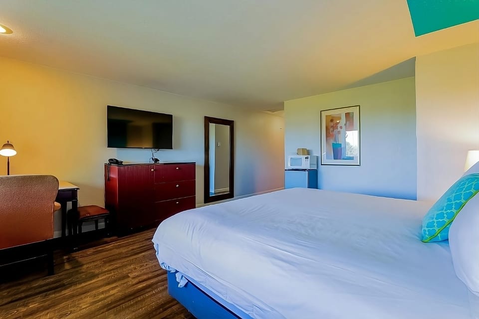 Unit with 1 King size bed. Exact unit will be assigned upon arrival. Views, colors and decor may vary.