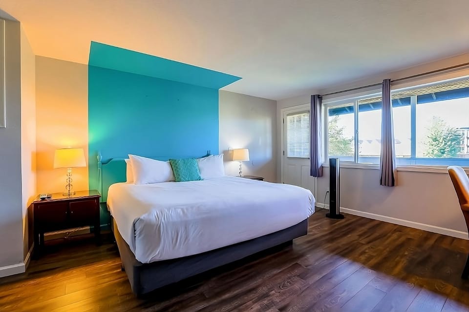 Unit with 1 King size bed. Exact unit will be assigned upon arrival. Views, colors and decor may vary.