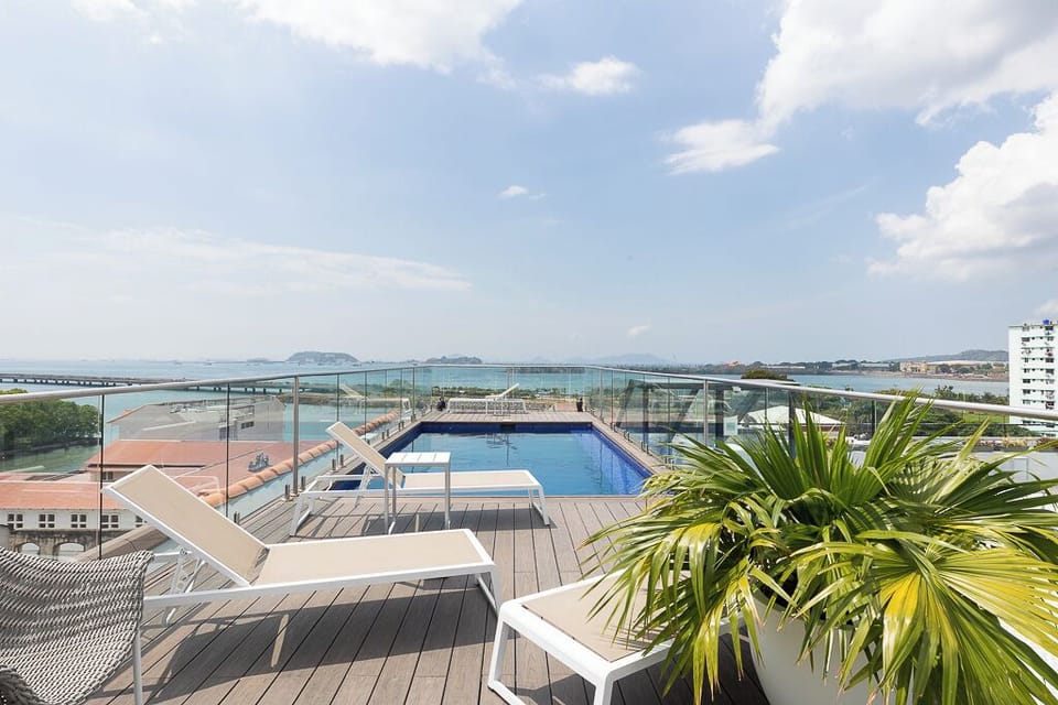 Rooftop pool with Lounges / Piscina en la azotea con tumbonas 