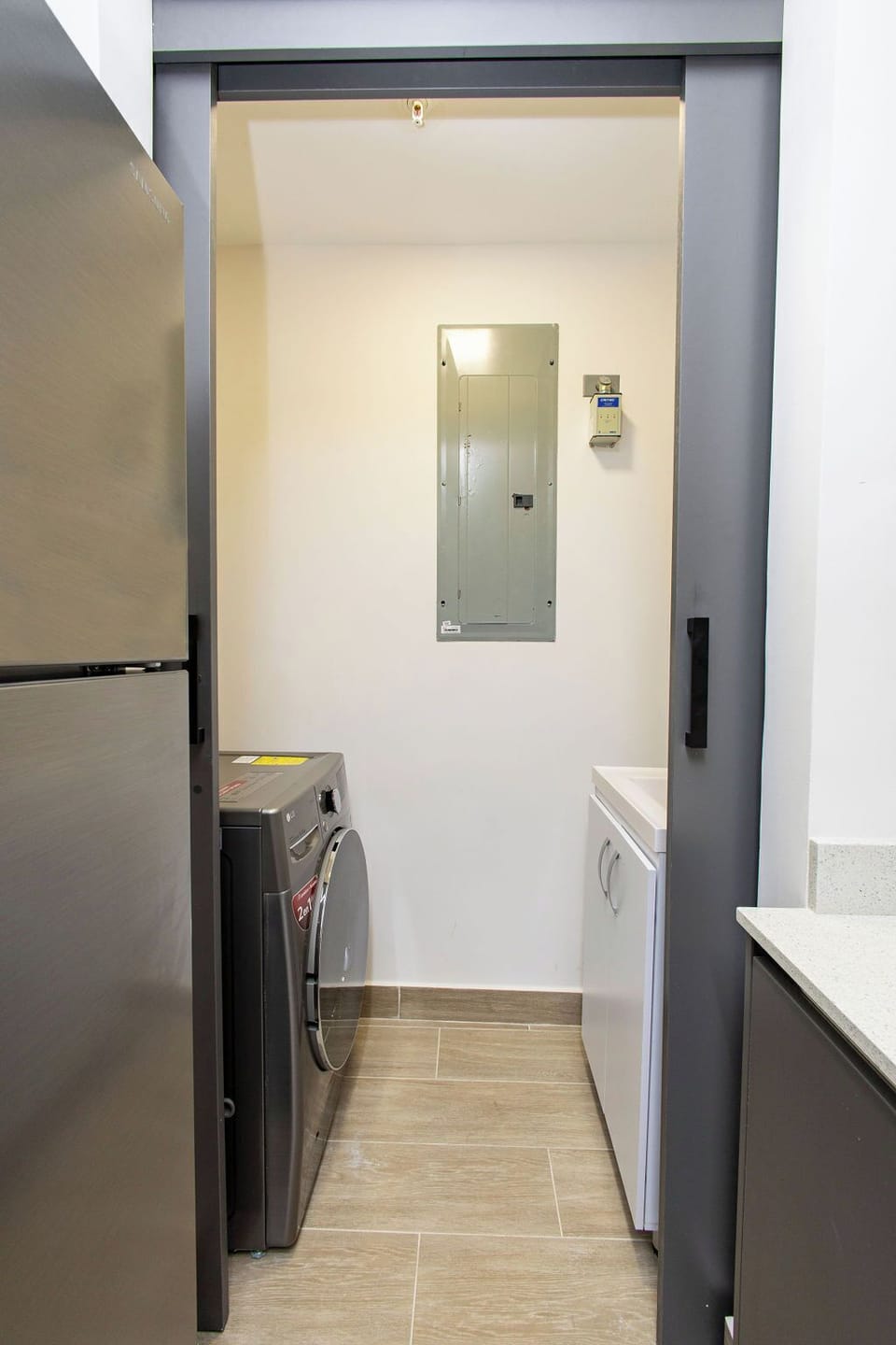 Laundry area - The washer is also a dryer 2 in 1 , ask us how to use it / Lavanderia - La lavadora es secadora 2 en 1, preguntenos como utilizarla 