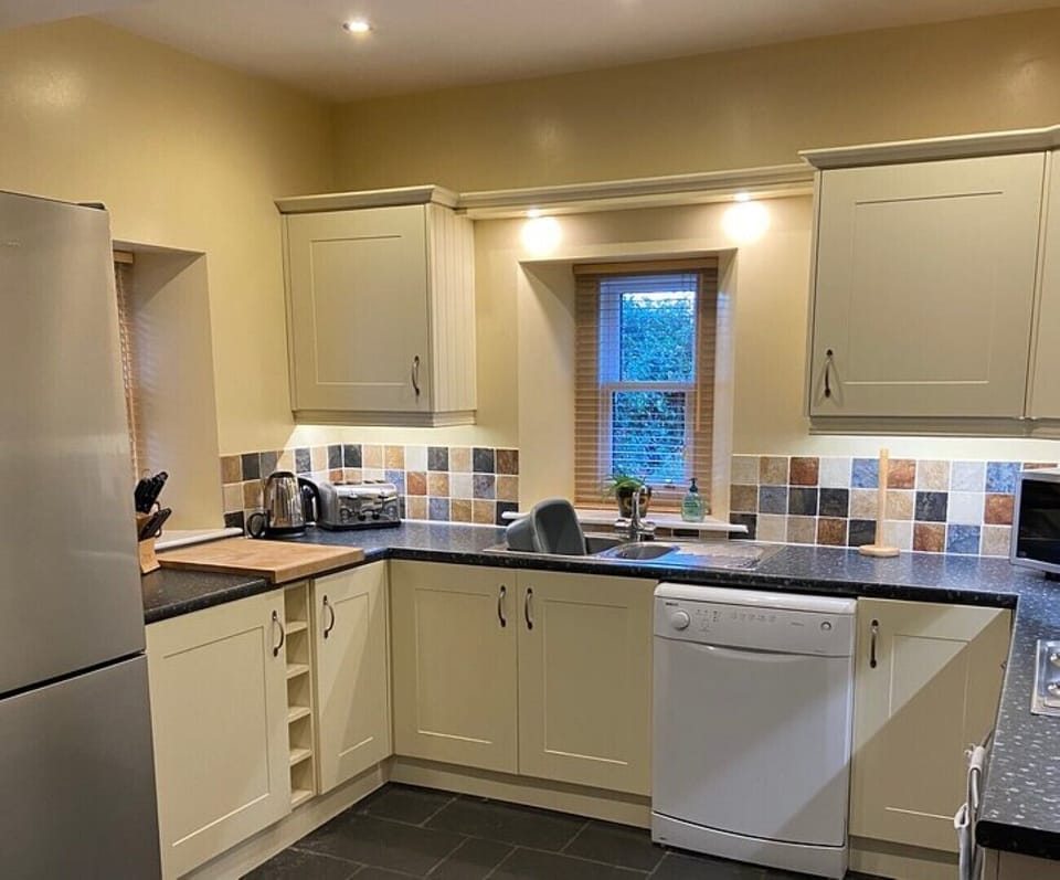 Fully-equipped with large fridge/freezer and wide range of appliances