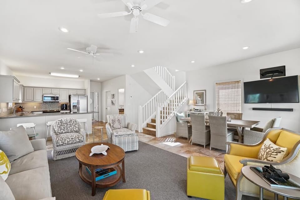 The Sunlounger living and dining area with covered deck