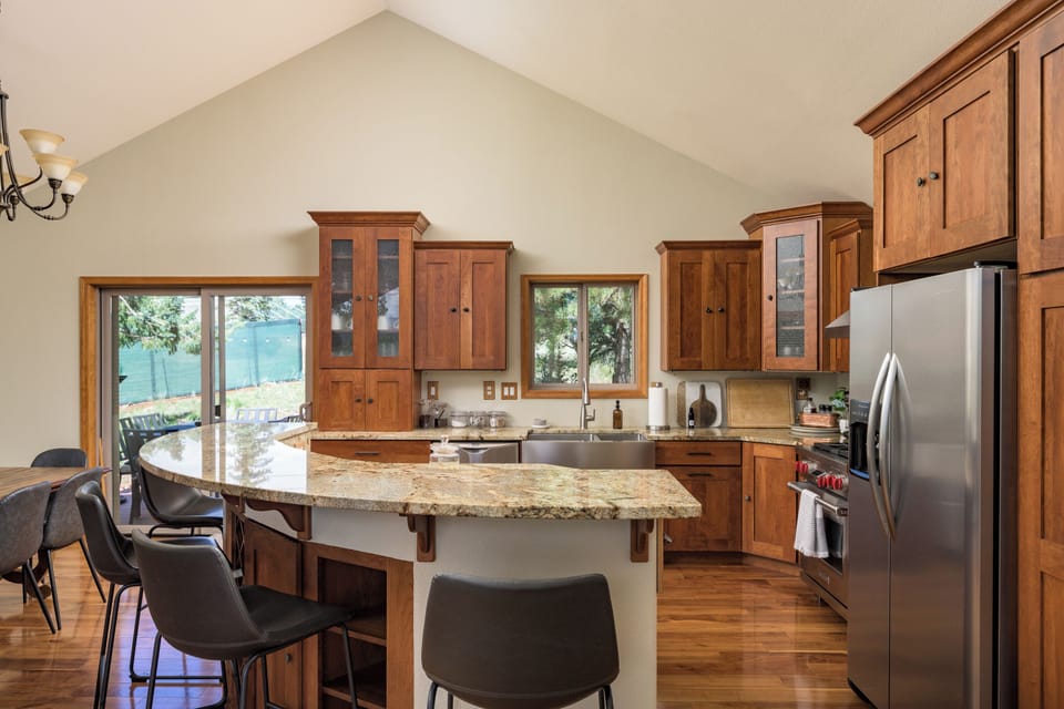 Enjoy the Chef's kitchen with bar seating!
