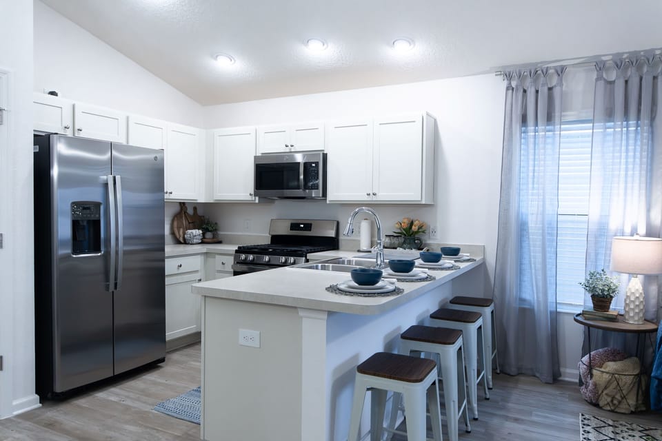 Breakfast counter with 4 barstools