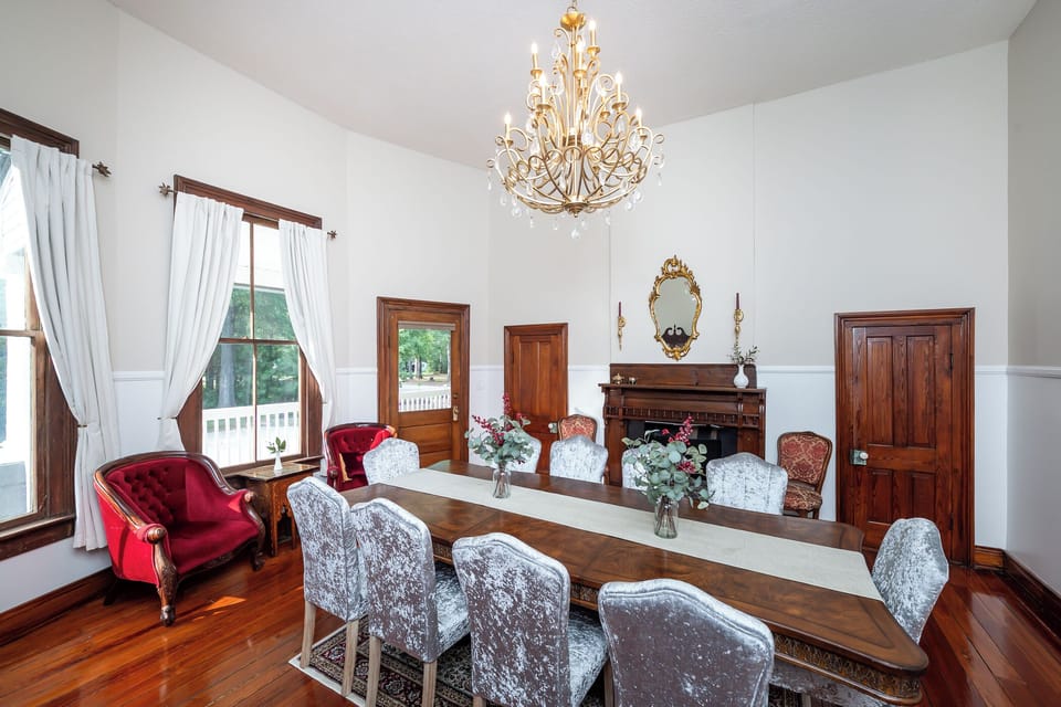 Formal dining room, Chateau Amelia