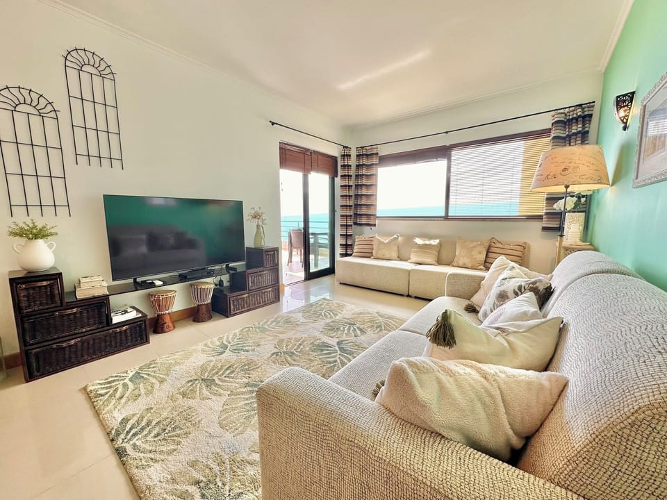 Enjoy a large Smart Tv ensuring a clear and vivid viewing experience
