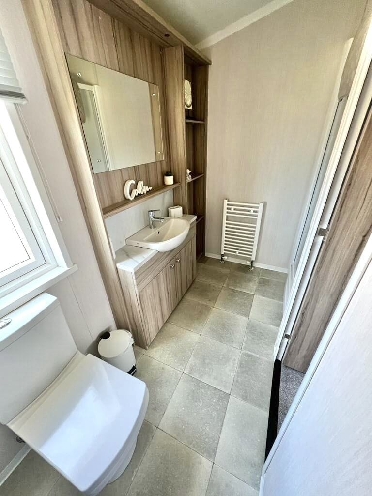 Main bedroom en-suite 