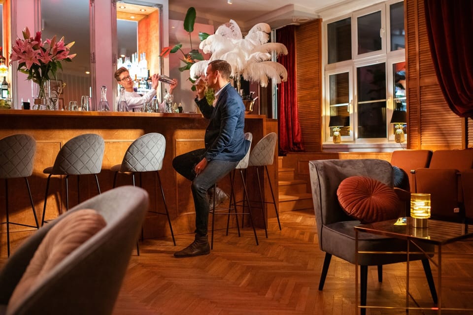 As a guest you can enjoy the famous Cocktail bar “Six Rooftop ” in the building