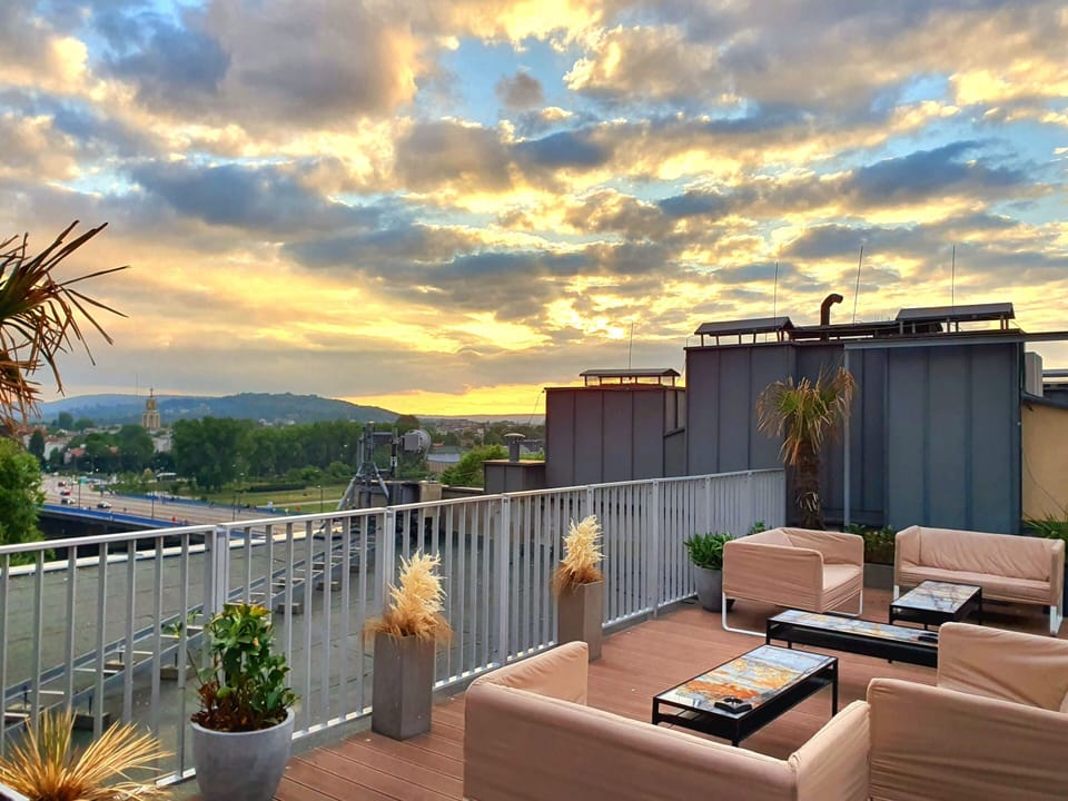 As a guest you can enjoy the famous Cocktail bar “Six Rooftop ” in the building