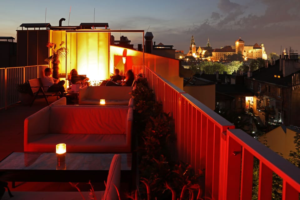 As a guest you can enjoy the famous Cocktail bar “Six Rooftop ” in the building