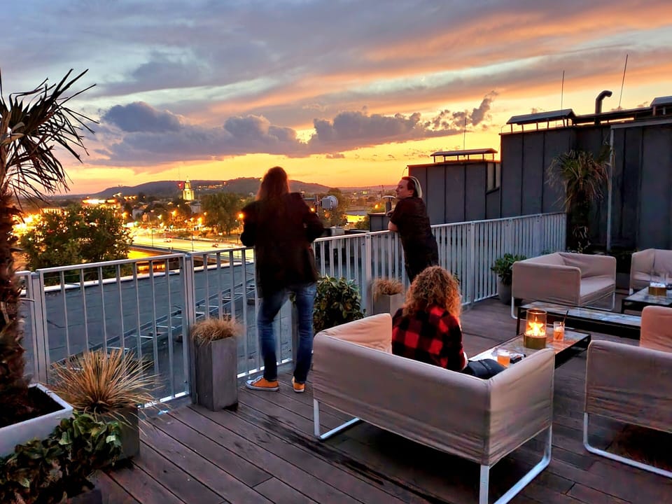 As a guest you can enjoy the famous Cocktail bar “Six Rooftop ” in the building