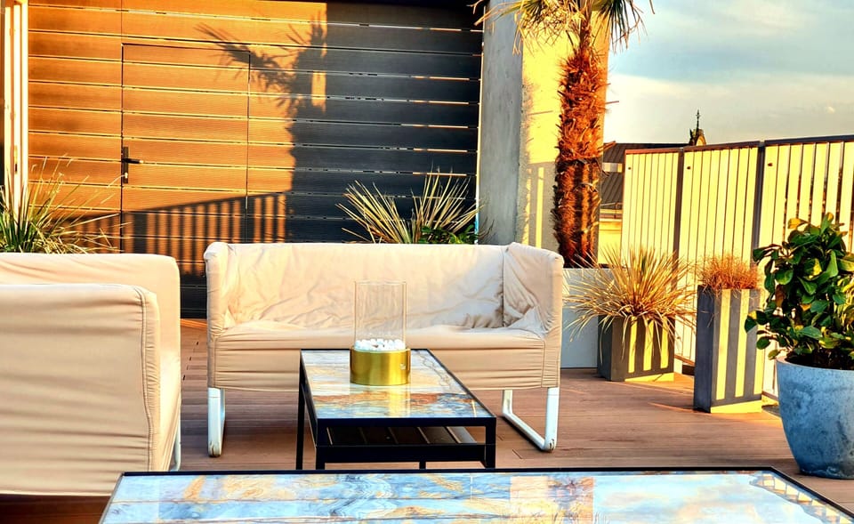 As a guest you can enjoy the famous Cocktail bar “Six Rooftop ” in the building