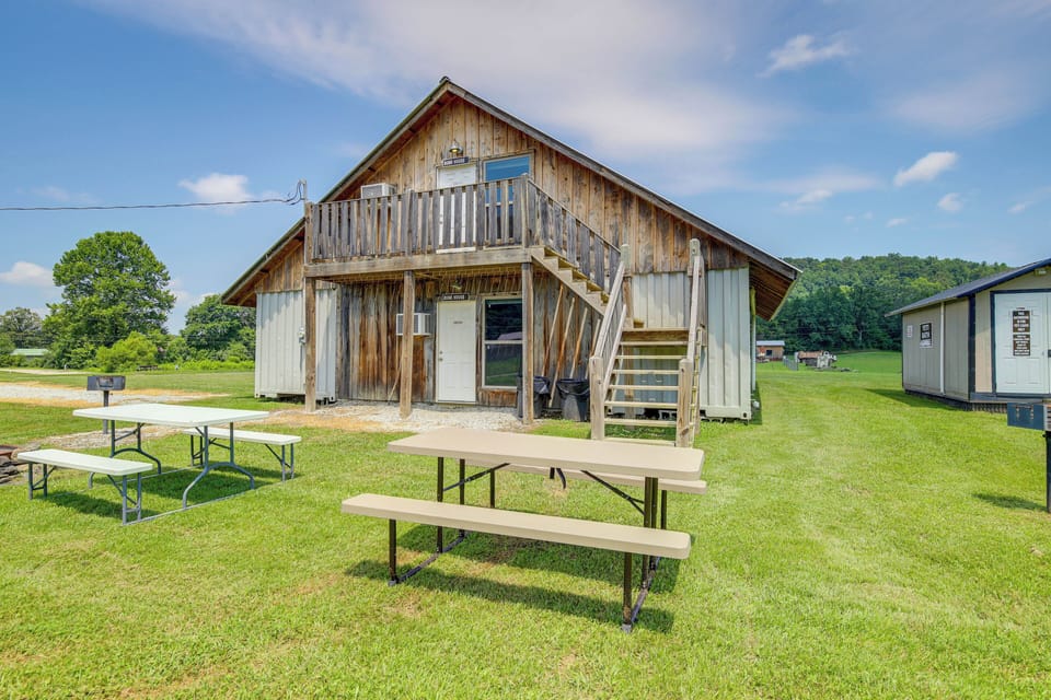 Huntsville Vacation Rental | Studio | 1BA | Stairs to Enter | 700 Sq Ft