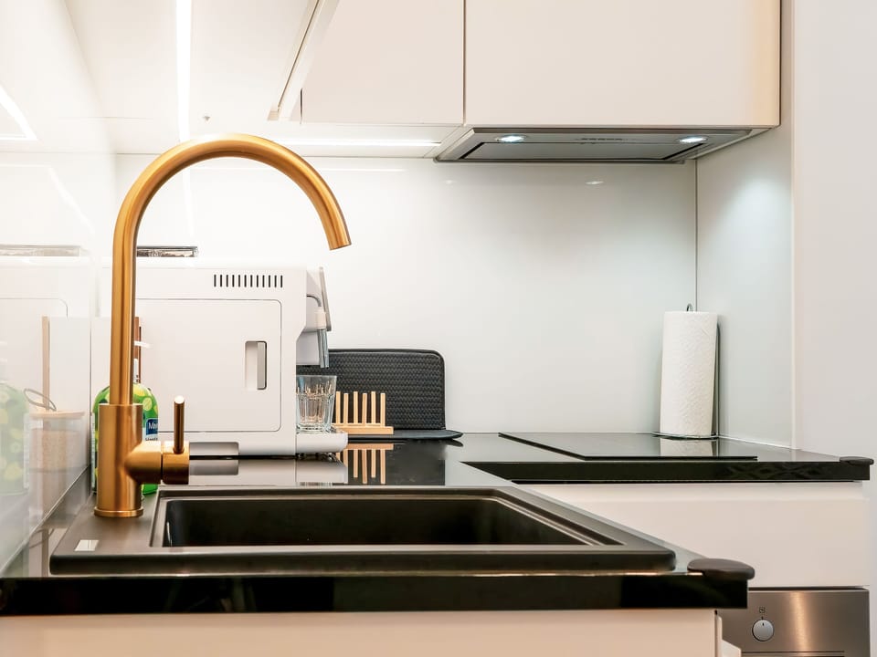 Coffee in seconds—compact kitchen for easy breakfasts near Old Town.