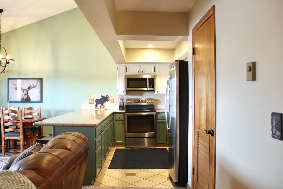 Kitchen with brand new appliances. Lots of space for cooking.