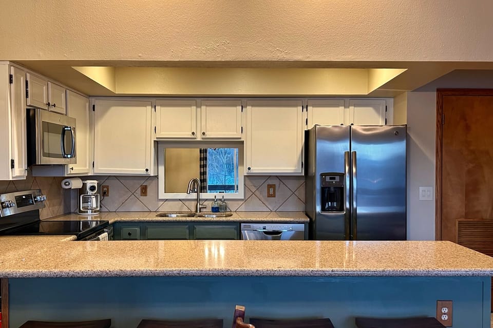 Additional seating for a quick breakfast on your way out to the slopes! 