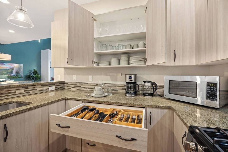Plenty of utensils and kitchenware to host everyone in your party.
