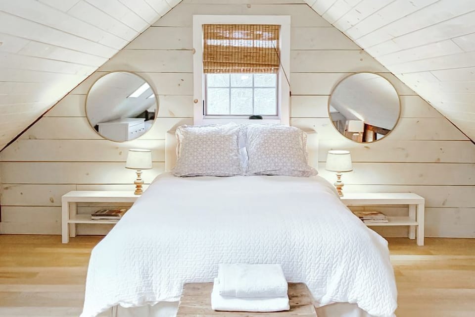 Loft bedroom, queen bed