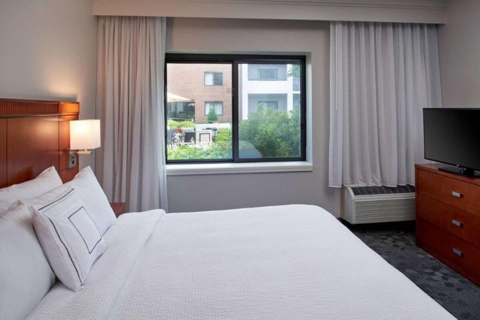 King size bed. Exact unit will be assigned upon arrival. Views, colors and decor may vary.