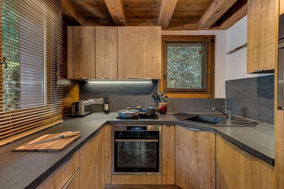 Modern Kitchen Chalet Blackbushe