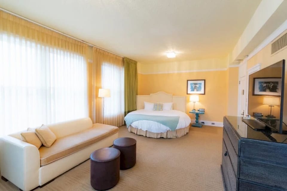 Unit with King bed. Exact unit will be assigned upon arrival. Views, colors, and decor may vary.