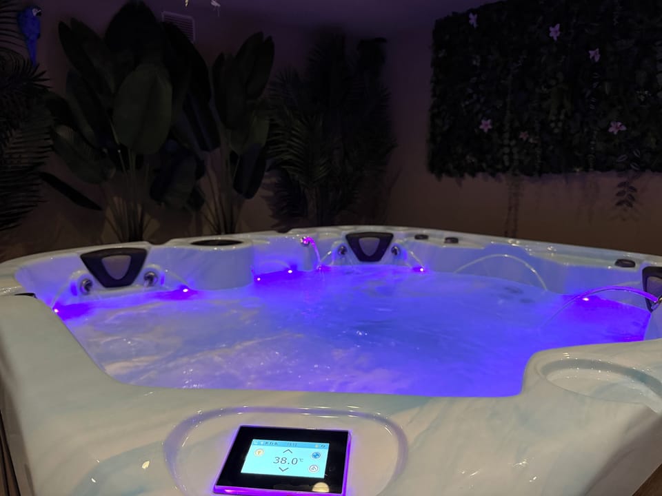 Indoor spa tub